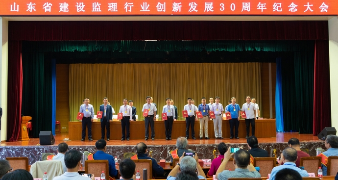 紀(jì)森領(lǐng)獎.jpg 紀(jì)森領(lǐng)獎.jpg